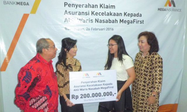 Ahli Waris Nasabah Bank Mega Korban Kecelakaan Air Asia Terima Santunan Asuransi
