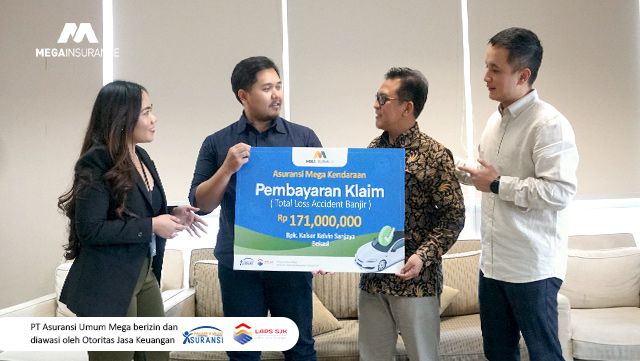 Mega Insurance bersama Lifepal Bayar Klaim Kendaraan Korban Banjir Bekasi dengan Proses Super Cepat