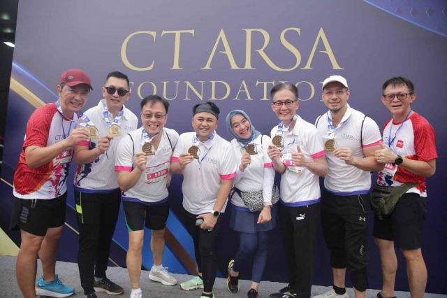 Mega Insurance Berdonasi di CT ARSA Charity Fun Run 2023